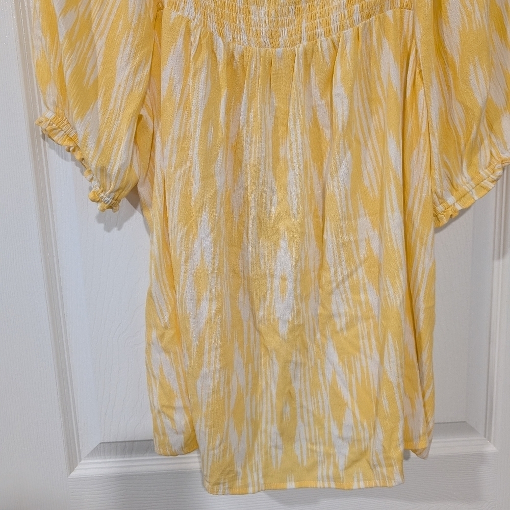 Torrid Yellow and White Washable Gauze Smocked Yoke Top in Size 1 (14/16) - Picture 6 of 9